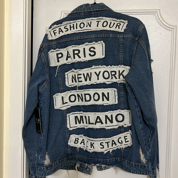 Distressed denim jacket NWT with patches on the back - Picture 2 of 3